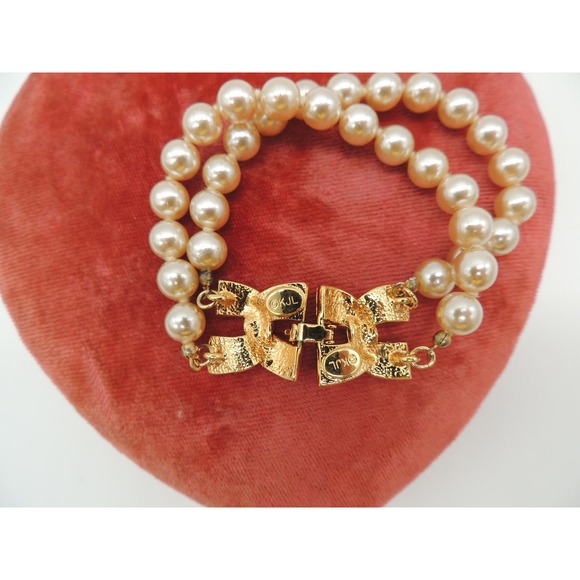 Vintage KJL Double Strand Pearl Bracelet with Goldtone Rhinestone Bow Clasp - Picture 8 of 9